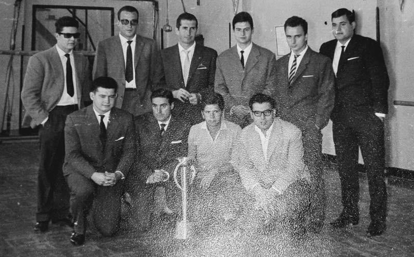 Luis Mejías, el tercero por la izquierda arriba, con el equipo subcampeón de España de waterpolo.jpg